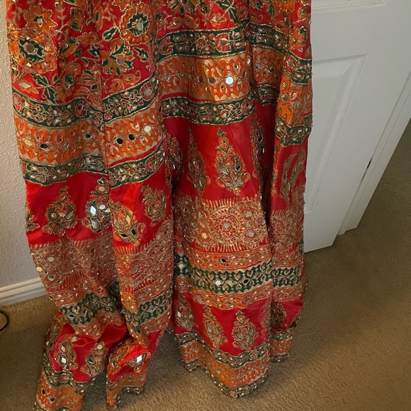 Pakistani lehnga choli with two types of tops! - Picture 4 of 5